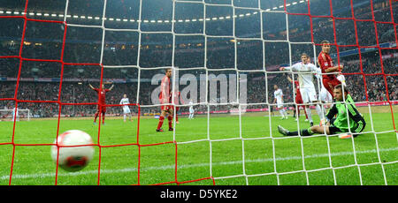 Bayern Manuel Neuer (R) und Holger Badstuber (2-R) Uhr Leverkusen Stefan Kiessling (3-R) der Gäste das 0:1 während der deutsche Bundesliga-Fußball Spiel FC Bayern München Vs Bayer 04 Leverkusen in der Allianz Arena in München, 28. Oktober 2012. Das Spiel endete 1:2. Foto: Tobias Hase Stockfoto