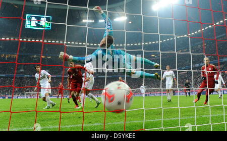 Fußball Bundesliga 9. Spieltag: FC Bayern München - Bayer 04 Leverkusen bin 28.10.2012 in der Allianz Arena in München (Bayern). Der Torhüter der Leverkusener, Bernd Leno (M), Kann Den Schuß des Münchners Mario Mandzukic (aber) Nicht Zweisimmen, füttere sterben Münchner Arjen Robben (r) Und Thomas Müller (2.v.l.) Dem Ball Nachblicken. Leverkusener Spieler Bejubeln Nach Dem Spiel Ihr sterben Stockfoto