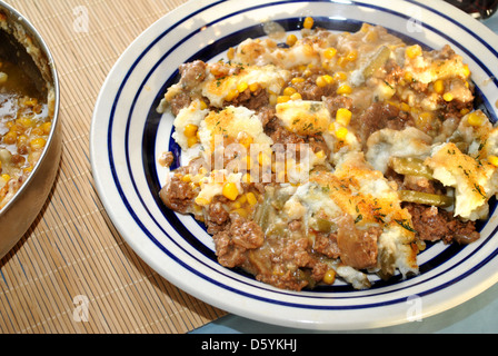 Dampfende Teller mit Shepards Pie Stockfoto