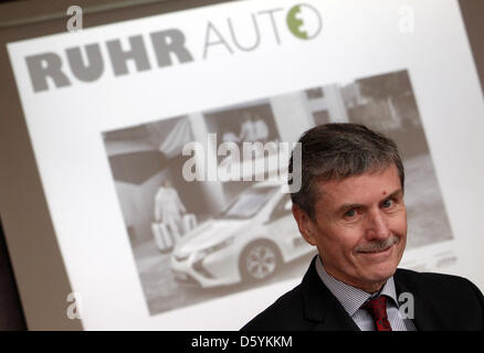 Automobilkonjunktur Experte Ferdinand Dudenhöffer erklärt das Auto-sharing-Projekt "RuhrAuto e" auf einer Pressekonferenz in Essen, Deutschland, 29. Oktober 2012. Das Auto-sharing-Projekt "RuhrAuto e" sollte man Elektroautos Nutzen bringen. Foto: Roland Weihrauch Stockfoto