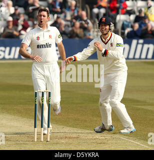 Chelmsford, Essex, England. 10. April 2013. David Masters und Ben Foakes feiern die erste Wicket der Saison (Chris Dent) LV County Championship - Essex CCC Vs Gloucestershire CCC. Bildnachweis: Aktion Plus Sportbilder / Alamy Live News Stockfoto