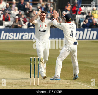 Chelmsford, Essex, England. 10. April 2013. David Masters und Ben Foakes feiern die erste Wicket der Saison (Chris Dent) LV County Championship - Essex CCC Vs Gloucestershire CCC. Bildnachweis: Aktion Plus Sportbilder / Alamy Live News Stockfoto