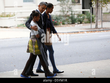 US-Präsident Barack Obama geht von St John es Episcopal Church, das Weiße Haus in Washington DC, USA, 28. Oktober 2012. Von links nach rechts: Kaye Wilson, Patin, Malia und Sasha, Sasha Obama, Präsident Obama, Malia Obama. Bildnachweis: Dennis Brack / Pool über CNP Stockfoto