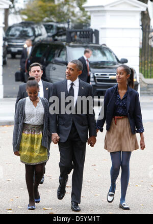 US-Präsident Barack Obama geht mit seinen Töchtern in Washington DC, USA, 28. Oktober 2012 auf St. John es Episcopal Church. Von links nach rechts: Sasha Obama, Präsident Obama, Malia Obama. Bildnachweis: Dennis Brack / Pool über CNP Stockfoto