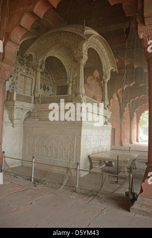 Der Thron Baldachin in der Diwan-i-Aam oder Halle der Öffentlichkeit in das Rote Fort, Alt-Delhi, Indien. Stockfoto