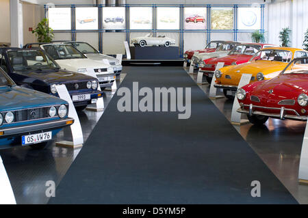 Oldtimer und historische Fahrzeuge sind auf dem Display an der Automobilsammlung des deutschen Automobilherstellers Volkswagen (VW) in Osnabrück, 19. September 2012. Foto: Friso Gentsch Stockfoto