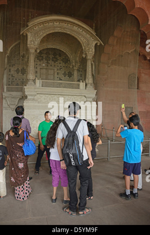 Eine kleine Gruppe von Touristen bewundern die Thron-Kappe in der Diwan-i-Aam-n das Rote Fort, Alt-Delhi, Indien. Stockfoto