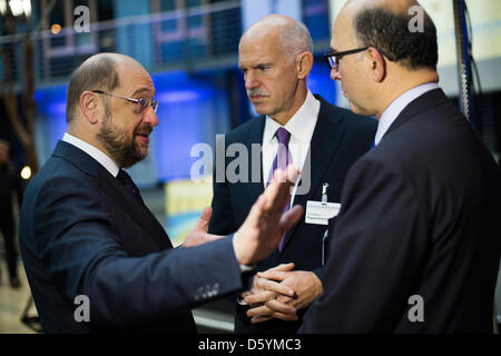 Präsident des Europäischen Parlaments Martin Schulz (L), spricht mit French Finance Minister Pierre Moscovici (R) und ehemalige griechische Ministerpräsident George Papandreou auf der Nicolas Berggruen Conference in Berlin, 30. Oktober 2012. Thomas Peter Dpa +++(c) Dpa - Bildfunk +++ Stockfoto