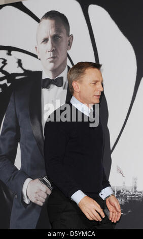 Britischer Schauspieler Daniel Craig posiert für Fotos bei einem Fototermin für den neuen James Bond-Film "Skyfall" im Hotel Adlon in Berlin, Deutschland, 30. Oktober 2012. Foto: JENS KALAENE Stockfoto
