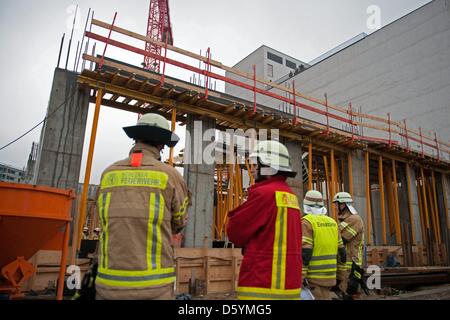 Feuerwehrleute stehen vor einer eingestürzten Struktur auf der Baustelle für das Einkaufszentrum am Leipziger Platz 12 in Berlin, Deutschland, 30. Oktober 2012. Rund 1.000 Quadratmeter brach während der Bauphase. Die Feuerwehr berichtet zahlreiche Verletzungen. Foto: ROBERT SCHLESINGER Stockfoto