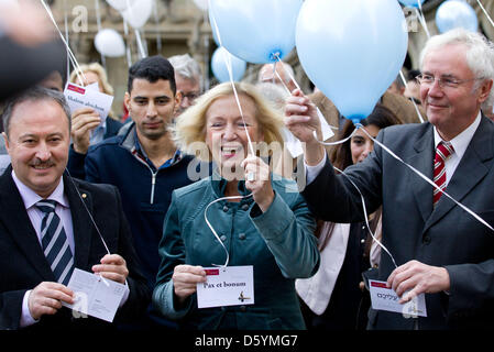 Avni Altiner (L-R), Vorsitzender des Shura Landesverbands der Muslime in Niedersachsen, Minister für Wissenschaft und Kultur im unteren Sachsen Johanna Wanka und Präsident von Osnabrück University Claus Rainer Rollinger halten Ballons als Symbol des Friedens vor dem Rathaus in Osnabrück, 30. Oktober 2012. Das größte Institut für islamische Theologie in Deutschland eröffnet in Osnabrück Stockfoto