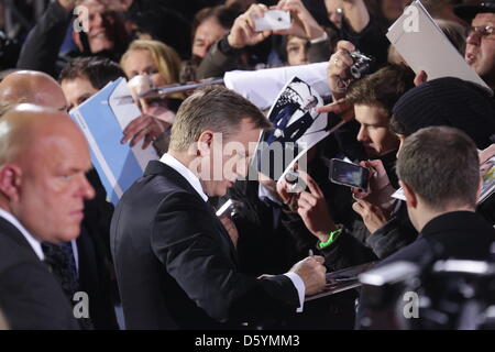 Britischer Schauspieler Daniel Craig kommt für die Deutschland-Premiere des neuen James Bond Film "Skyfall" in Berlin, Deutschland, 30. Oktober 2012. Foto: MICHAEL KAPPELER Stockfoto