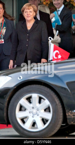 Bundeskanzlerin Angela Merkel erwartet die Ankunft der türkische Premier Recep Tayyip Erdogan in der Kanzlei in Berlin, Deutschland, 31. Oktober 2012. Das Treffen von Bundeskanzlerin Merkel und der türkische Premier Erdogan konzentriert sich auf den Bürgerkrieg in Syrien und die Situation der syrischen Flüchtlinge. Foto: TIM BRAKEMEIER Stockfoto