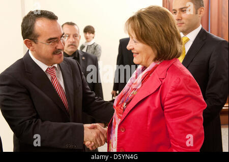 Deutsche Justizministerin Sabine Leutheusser-Schnarrenberger trifft türkischen Amtskollegen Sadullah Ergin in Ankara, Türkei, 31. Oktober 2012. Der deutsche Minister ist zu einem viertägigen Besuch in der Türkei. Foto: MAURIZIO GAMBARINI Stockfoto