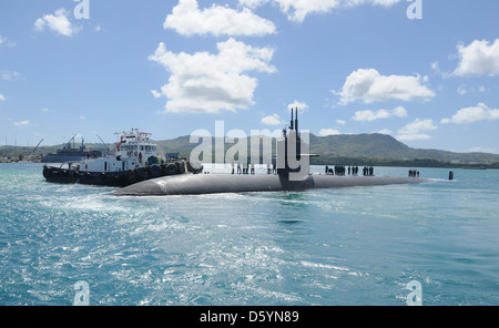 US Navy Los-Angeles-Klasse schnellen Angriff zieht u-Boot USS Jacksonville in Apra Harbor, Wartung 9. April 2013 in Guam durchzuführen. Jacksonville ist Durchführung von Operationen im Bereich der 7. Flotte der Operationen. Stockfoto