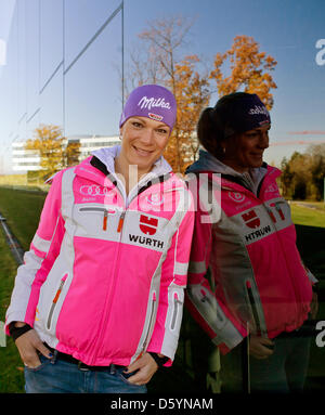 Deutscher Skirennläufer Maria Hoefl-Riesch lehnt an einer reflektierenden Glaswand während der offiziellen Ausstattung des Deutschen Ski Verbandes (DSV) in Herzogenaurach, Deutschland, 31. Oktober 2012. Foto: Daniel Karmann Stockfoto