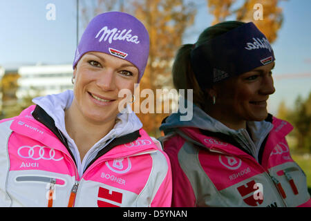 Deutscher Skirennläufer Maria Hoefl-Riesch lehnt an einer reflektierenden Glaswand während der offiziellen Ausstattung des Deutschen Ski Verbandes (DSV) in Herzogenaurach, Deutschland, 31. Oktober 2012. Foto: Daniel Karmann Stockfoto