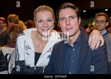 Deutscher Skirennläufer Maria Hoefl-Riesch und Ehemann Marcus Hoefl stellen während der offiziellen Ausstattung des Deutschen Ski Verbandes (DSV) in Herzogenaurach, Deutschland, 31. Oktober 2012. Foto: Daniel Karmann Stockfoto