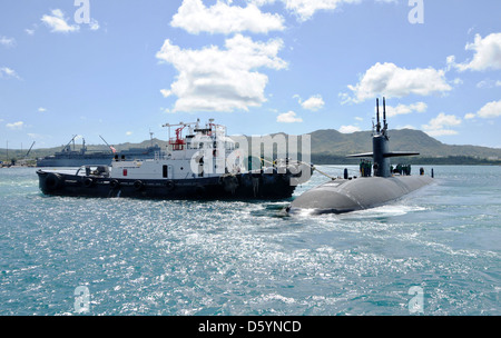 US Navy Los-Angeles-Klasse schnellen Angriff zieht u-Boot USS Jacksonville in Apra Harbor, Wartung 9. April 2013 in Guam durchzuführen. Jacksonville ist Durchführung von Operationen im Bereich der 7. Flotte der Operationen. Stockfoto