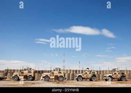 US Marine Corps Mine-resistente Hinterhalt geschützte Fahrzeuge stellten sich für eine Operation 23. März 2013 bei nach vorn Operating Base Hanson, Provinz Helmand, Afghanistan. Stockfoto