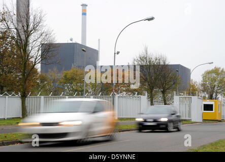 Autos verlassen das Gelände des Kernkraftwerks Brunsbüttel, Deutschland, 1. November 2012. Am 01. November hat der Betreiber Vattenfall eine Bewegung, die Pflanze zu zerstören vorgelegt. Foto: Carsten Rehder Stockfoto