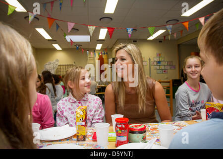 Prinzessin Maxima der Niederlande besucht das nationale Schule-Frühstück an der Zonnewijzer School in Leidschendam, Niederlande, 1. November 2012. Die nationale Schule Frühstück will Kinder lehren, wie wichtig es ist, ein gutes Frühstück. Foto: Patrick van Katwijk Niederlande Stockfoto