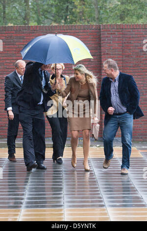 Prinzessin Maxima der Niederlande besucht das nationale Schule-Frühstück an der Zonnewijzer School in Leidschendam, Niederlande, 1. November 2012. Die nationale Schule Frühstück will Kinder lehren, wie wichtig es ist, ein gutes Frühstück. Foto: Patrick van Katwijk Niederlande Stockfoto