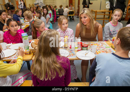 Prinzessin Maxima der Niederlande besucht das nationale Schule-Frühstück an der Zonnewijzer School in Leidschendam, Niederlande, 1. November 2012. Die nationale Schule Frühstück will Kinder lehren, wie wichtig es ist, ein gutes Frühstück. Foto: Patrick van Katwijk Niederlande Stockfoto