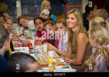 Prinzessin Maxima der Niederlande besucht das nationale Schule-Frühstück an der Zonnewijzer School in Leidschendam, Niederlande, 1. November 2012. Die nationale Schule Frühstück will Kinder lehren, wie wichtig es ist, ein gutes Frühstück. Foto: Patrick van Katwijk Niederlande Stockfoto