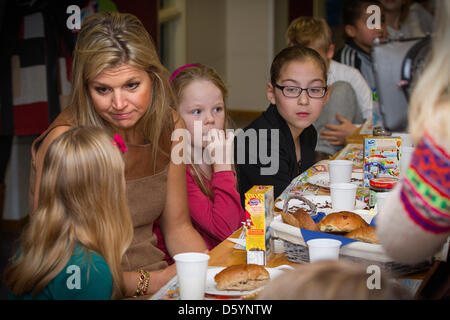 Prinzessin Maxima der Niederlande besucht das nationale Schule-Frühstück an der Zonnewijzer School in Leidschendam, Niederlande, 1. November 2012. Die nationale Schule Frühstück will Kinder lehren, wie wichtig es ist, ein gutes Frühstück. Foto: Patrick van Katwijk Niederlande Stockfoto