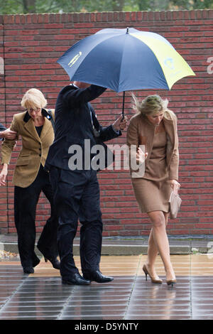 Prinzessin Maxima der Niederlande besucht das nationale Schule-Frühstück an der Zonnewijzer School in Leidschendam, Niederlande, 1. November 2012. Die nationale Schule Frühstück will Kinder lehren, wie wichtig es ist, ein gutes Frühstück. Foto: Patrick van Katwijk Niederlande Stockfoto