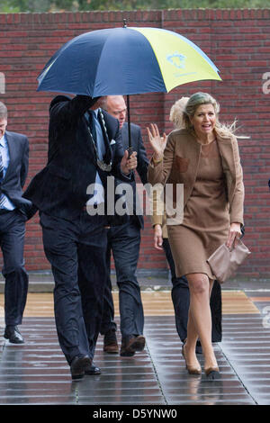 Prinzessin Maxima der Niederlande besucht das nationale Schule-Frühstück an der Zonnewijzer School in Leidschendam, Niederlande, 1. November 2012. Die nationale Schule Frühstück will Kinder lehren, wie wichtig es ist, ein gutes Frühstück. Foto: Patrick van Katwijk Niederlande Stockfoto