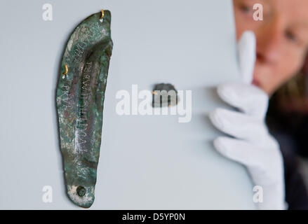 Ein Mitglied des Personals präsentiert einen Ohr Beschützer einen antiken römischen Helm in der neu errichteten "Limeseum" an der historischen Roemerpark in Ruffenhofen, Deutschland, 4. Oktober 2012. Die Limeseum ist Teil des neuen Konzepts des Museums, öffentliche Bekanntheit für die historische Bedeutung der antiken römischen als Weltkulturerbe Limes zu erhöhen. Das Museum konzentriert sich dabei auf die historische Bedeutung der Stockfoto