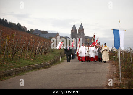 Eine Prozession führt durch die Weinberge in Rüdesheim am Rhein, Deutschland, 1. November 2012. Anlässlich des Termins von Hildegard von Bingen (ca. 1098 bis 1179) als Doktor der Kirche fand ein Pontifikalamt im St. Hildegard Abbey statt. Foto: Fredrik von Erichsen Stockfoto