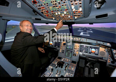 Pilot Florian Hamm sitzt im Inneren der neuen Airbus A330-200-Cockpit-Simulator auf dem Gelände der Lufthansa Flight Training in Berlin, Deutschland, 1. November 2012. Airbus A330-200 Betreiber können 12-Tonnen-schweren Simulator verwenden, um ihre Mitarbeiter zu Schulen. Foto: Stephanie Pilick Stockfoto