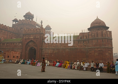 Starker Smog verweilt über dem Lahore-Tor am Roten Fort in Alt-Delhi, Indien. Der Smog wurde durch die Punjab State Farmers verursacht, die Stroh in ihrem f verbrannten Stockfoto