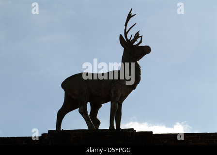 Hirschskulptur auf dem Hirschpark Hirschtor. Das Drax Anwesen Charborough Park, Dorf Winterbourne Zelston, Dorset Großbritannien. Der Hirsch ist bekannt für sein 5. Bein. Dies ist ein Baumstumpf, der der Skulptur zusätzliche Kraft verleiht. HOMER SYKES Stockfoto