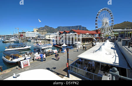 Schiffe sind bei der Victoria & Alfred Waterfront in Kapstadt, Südafrika, 11. Oktober 2012 festgemacht. V & A Waterfront ist das meistbesuchte Reiseziel haben die höchste Rate an ausländische Touristen eine Attraktion des Landes. Foto: Ralf Hirschberger Stockfoto