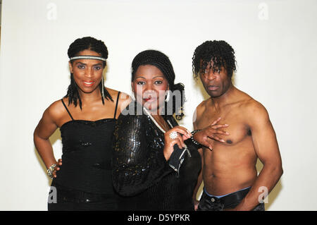 Der Sänger der Band Boney M. (L-R) Sängerin Paulette, Liz Mitchell und Tänzerin Toni Ashcroft besuchen die Oldie Marathon Radioshow auf deutschen öffentlichen Radio-Sender NDR 90,3 an der Alsterdorfer Sporthalle in Hamburg, Deutschland 5. Oktober 2012. Foto: Holger Kasnitz Stockfoto