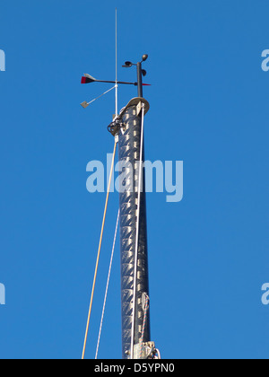 Die Spitze eines Segelschiffes Schiffe Mast vor blauem Himmel Stockfoto