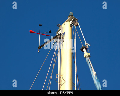 Die Spitze eines Segelschiffes Schiffe Mast vor blauem Himmel Stockfoto