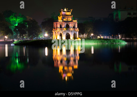 Schildkröte-Turm in der Nacht am Hoan-Kiem-See. Hanoi, Vietnam. Stockfoto