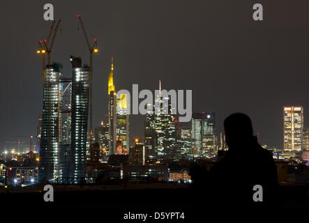 Die beleuchtete Skyline mit Büro-Hochhäuser glänzt in den nächtlichen Himmel in Frankfurt am Main, 11. Oktober 2012. Die Skyline zeigt die neue Zentrale der Europäischen Zentralbank (EZB) im Bau (L-R), die Commerzbank, die Helaba und die Zwillingstürme der Deutschen Bank. Foto: Boris Roessler Stockfoto