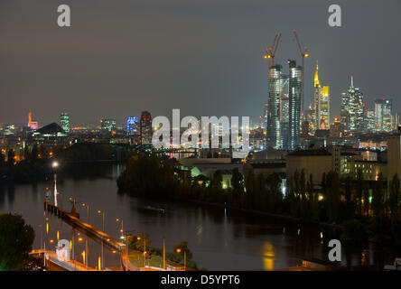 Die beleuchtete Skyline mit Büro-Hochhäuser erstrahlt über dem Main und Offenbach-Schleuse in Frankfurt am Main, 11. Oktober 2012. Die Skyline zeigt die neue Zentrale der Europäischen Zentralbank (EZB) im Bau (L-R), die Commerzbank, die Helaba und die Zwillingstürme des Eutschen Bank. Foto: Boris Roessler Stockfoto