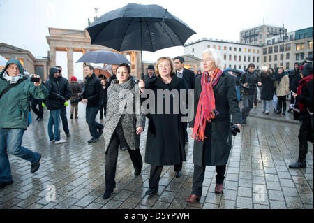 Donata Freifrau Schenck Zu Schweinsberg (R-L), Vizepräsident des Deutschen Roten Kreuzes (DRK), Maria Boehmer, Beauftragter der Bundesregierung für Migration, Flüchtlinge und Integration und Dilek Kolat, Senator für Arbeit, Frauen und Integration des Landes Berlin, besuchen Sie eine Demonstration von Flüchtlingen und Asylsuchenden statt am Pariser Platz vor dem Brandeburg Tor in Stockfoto