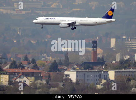 (Dpa-Datei) - ein Datei-Bild vom 3. April 2012 zeigt ein Flugzeug der Fluggesellschaft Lufthansa Landung auf der Landebahn nordwestlich des Flughafens in Frankfurt Main, Deutschland. Der Bau der Start-und Landebahn hat Meinungen der einheimischen Bürger aufgeteilt: der Bau der Start-und Landebahn verläuft genauso wie Proteste gegen das Projekt der Atemwege. Foto: Boris Roessler Stockfoto