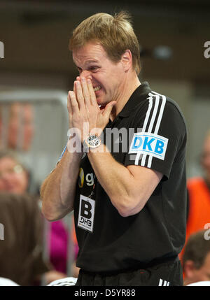 Trainer der deutschen Handball-Nationalmannschaft, Martin Heuberger, ist während das Qualifikationsspiel für die Handball-EM zwischen Deutschland und Montenegro in der SAP Arena in Mannheim, Deutschland, 1. November 2012 abgebildet. Foto: UWE ANSPACH Stockfoto