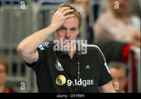 Trainer der deutschen Handball-Nationalmannschaft, Martin Heuberger, ist während das Qualifikationsspiel für die Handball-EM zwischen Deutschland und Montenegro in der SAP Arena in Mannheim, Deutschland, 1. November 2012 abgebildet. Foto: UWE ANSPACH Stockfoto