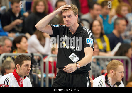 Trainer der deutschen Handball-Nationalmannschaft, Martin Heuberger, ist während das Qualifikationsspiel für die Handball-EM zwischen Deutschland und Montenegro in der SAP Arena in Mannheim, Deutschland, 1. November 2012 abgebildet. Foto: UWE ANSPACH Stockfoto