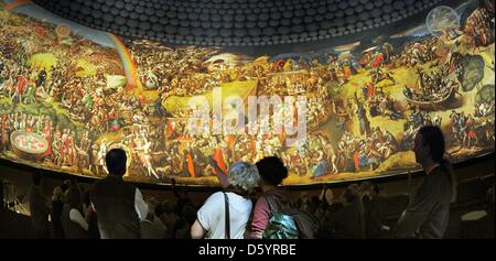 Das Monumentalgemälde "Bauernkrieg Krieg Panorama" des Künstlers Werner Tuebke (1929-2004) im Panorama Museum in Bad Frankenhausen, Deutschland, 30. September 2012 die Besucher zu beobachten. Am 16. Oktober 1987, Tuebke unterzeichnet der 14 Mal 123 Meter große Panorama, welches das größte Panorama der Welt zählt. Foto: Waltraud Grubitzsch Stockfoto